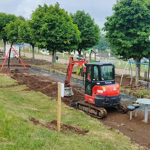 Réalisation d'un sol amortissant de sécurité naturel sur aire de jeux